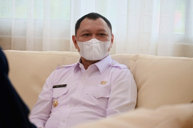 Keluhkan Jajaranya Lambat, Bupati Fahmi: Kalau Perlu Kita Sewa Helikopter Salurkan Bantuan