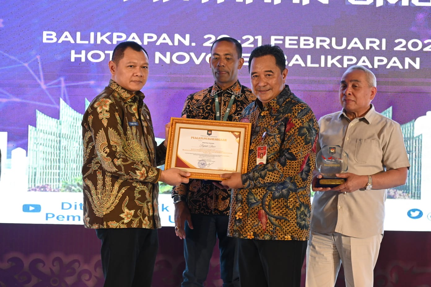 Hadiri Pembukaan Rapat Koordinasi Sinergi Pelaksanaan Program Kegiatan Bidang Politik dan Pemerintahan Umum, Bupati Fahmi Terima Penghargaan