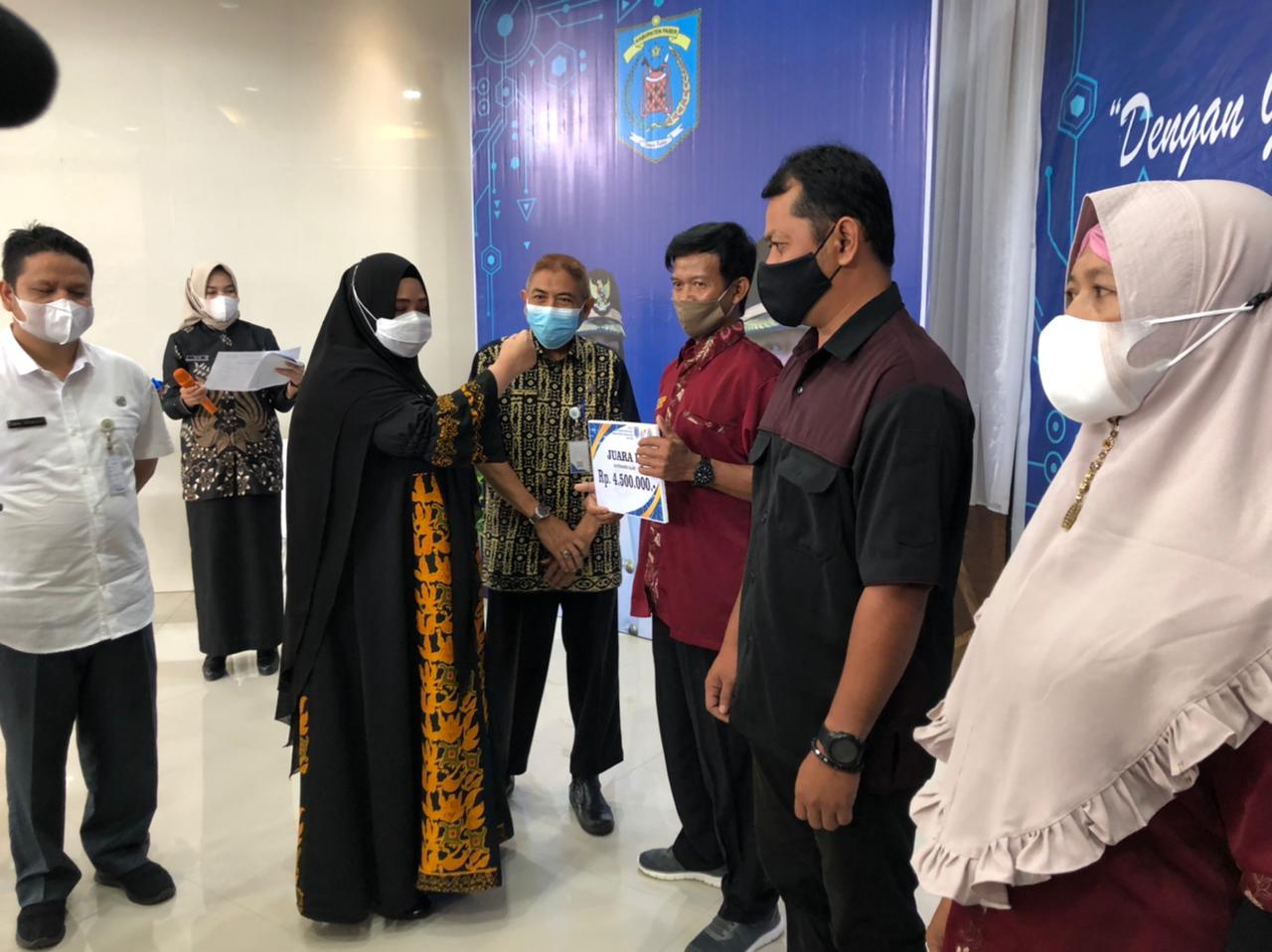 Masitah Serahkan Hadiah Pemenang Pusyantekdes Tahun 2021