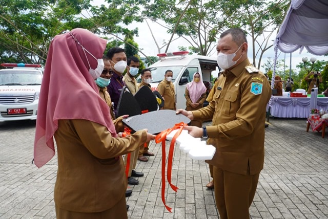 Komitmen Tingkatkan Layanan Kesehatan, Bupati Serahkan 9 Ambulance