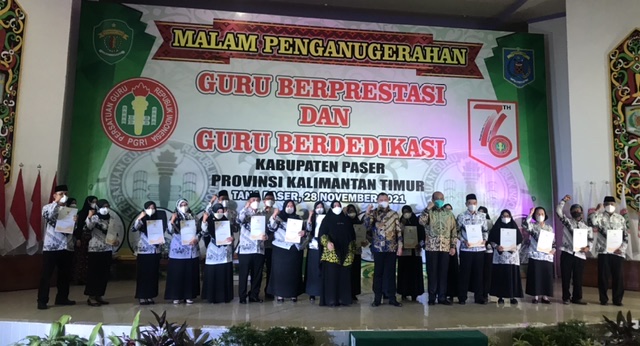 Guru Paser & Guru, Sekolah & Siswa Kaltim Terima Penghargaan