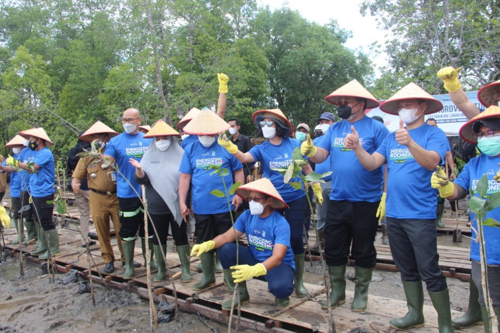 BERITA DAERAH APRESIASI KIDECO TANAM 21 RIBU MANGROVE, BUPATI PASER HARAP PARTISIPASI PERUSAHAAN LAIN