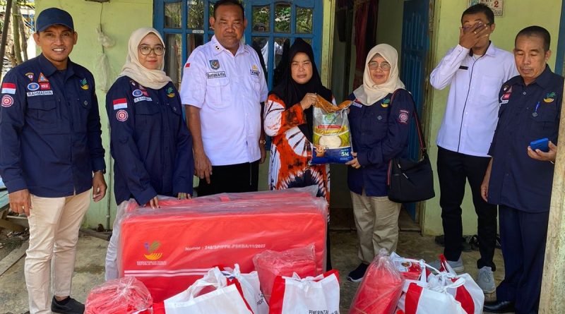 Dinsos Paser salurkan bantuan korban kebakaran di Desa Petangis