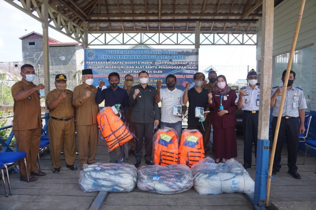 BUPATI PASER SERAHKAN BANTUAN 3 UNIT KAPAL, DAN ALAT TANGKAP IKAN PADA NELAYAN