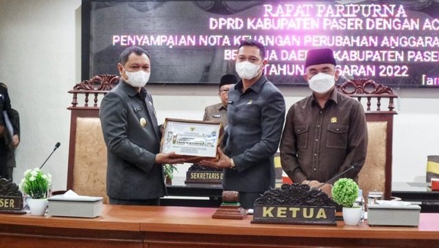 bupati fahmi sampaikan nota keuangan perubahan apbd 2022