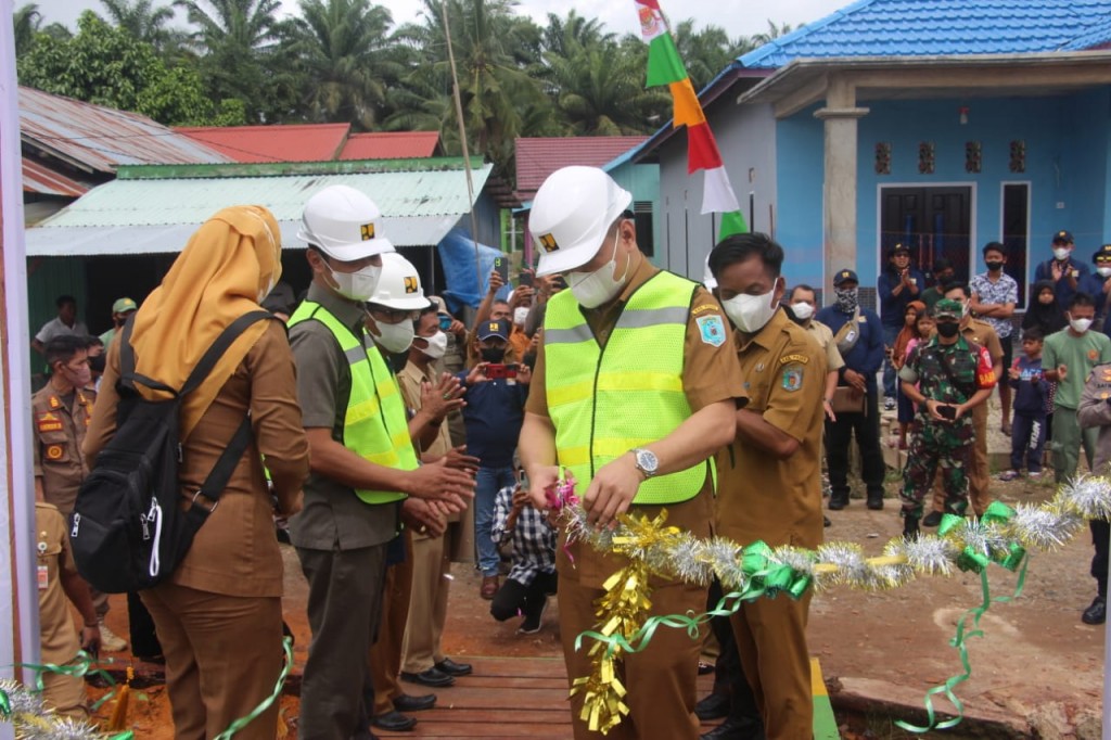 Bupati Paser Resmikan Jembatan Titian Desa Pasir Mayang