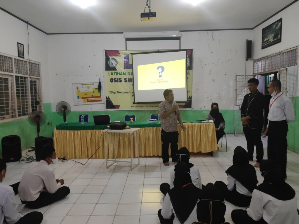 Kominfo Paser Sampaikan Materi Publik Speaking bagi peserta LDKS SMK 3 Tanah Grogot