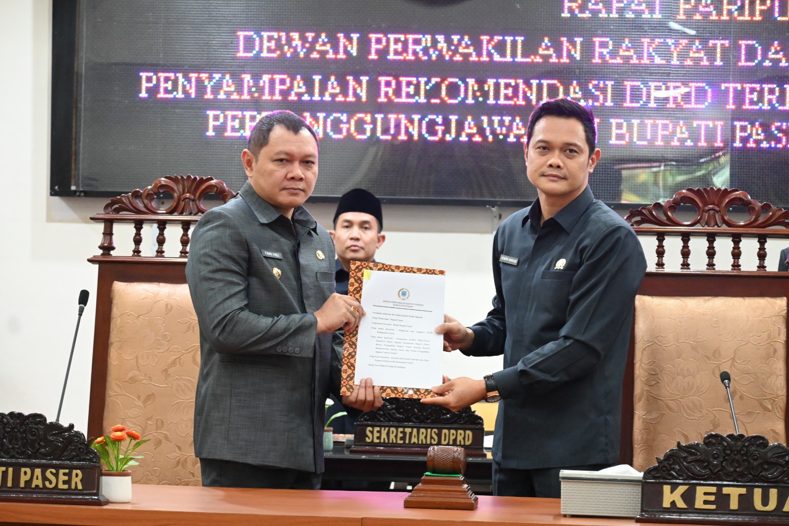 BUPATI PASER TANGGAPI PENYAMPAIAN REKOMENDASI DPRD