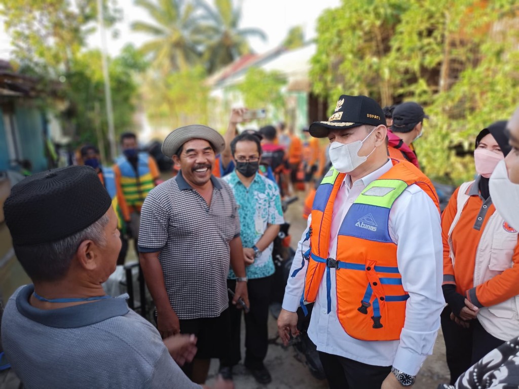 TINJAU WARGA LONG KALI TERDAMPAK BANJIR, BUPATI PASER BERIKAN BANTUAN SEMBAKO