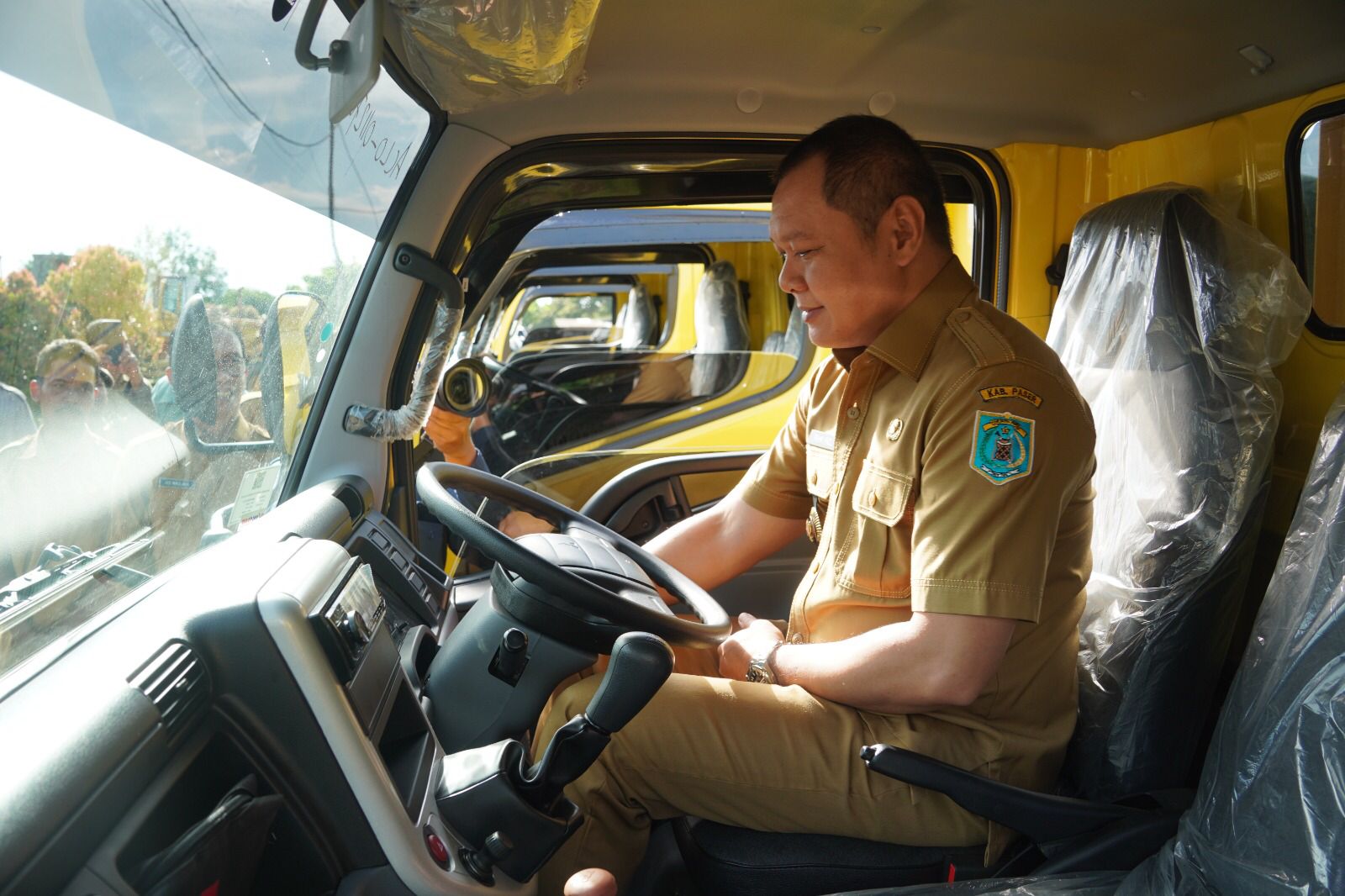 Fahmi Serahkan 5 Unit Dump Truck Untuk Percepatan Penguatan Pemeliharaan Jalan di Kecamatan