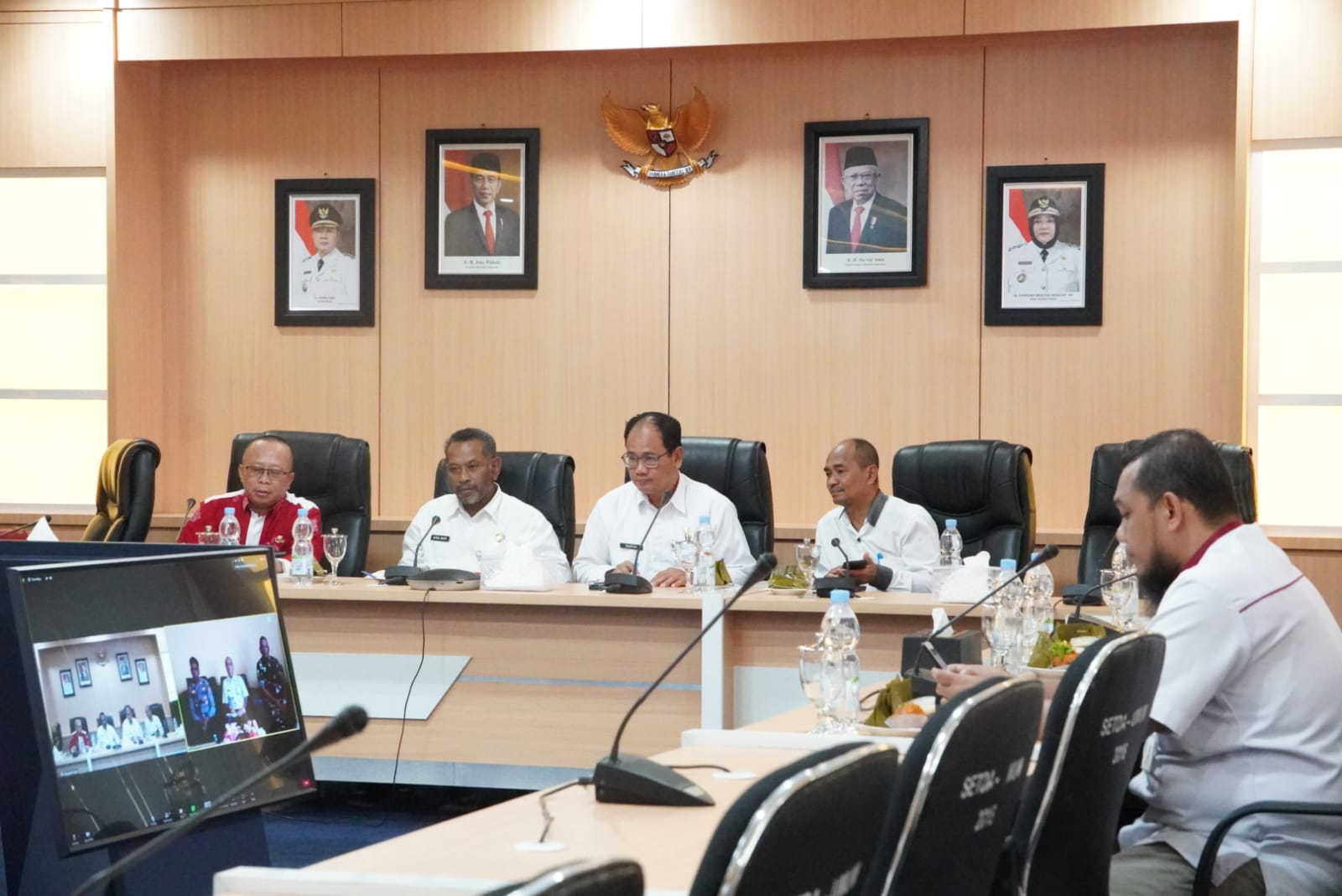 Sekda Zoom Meeting Pembagian Bendera Dengan 10 Kecamatan